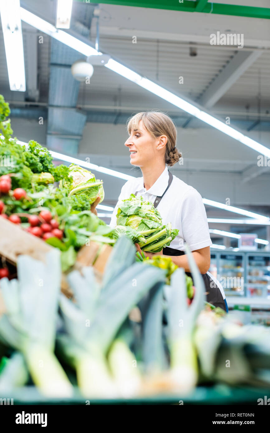 https://c8.alamy.com/comp/RET0NN/woman-working-in-a-supermarket-sorting-fruit-and-vegetables-RET0NN.jpg