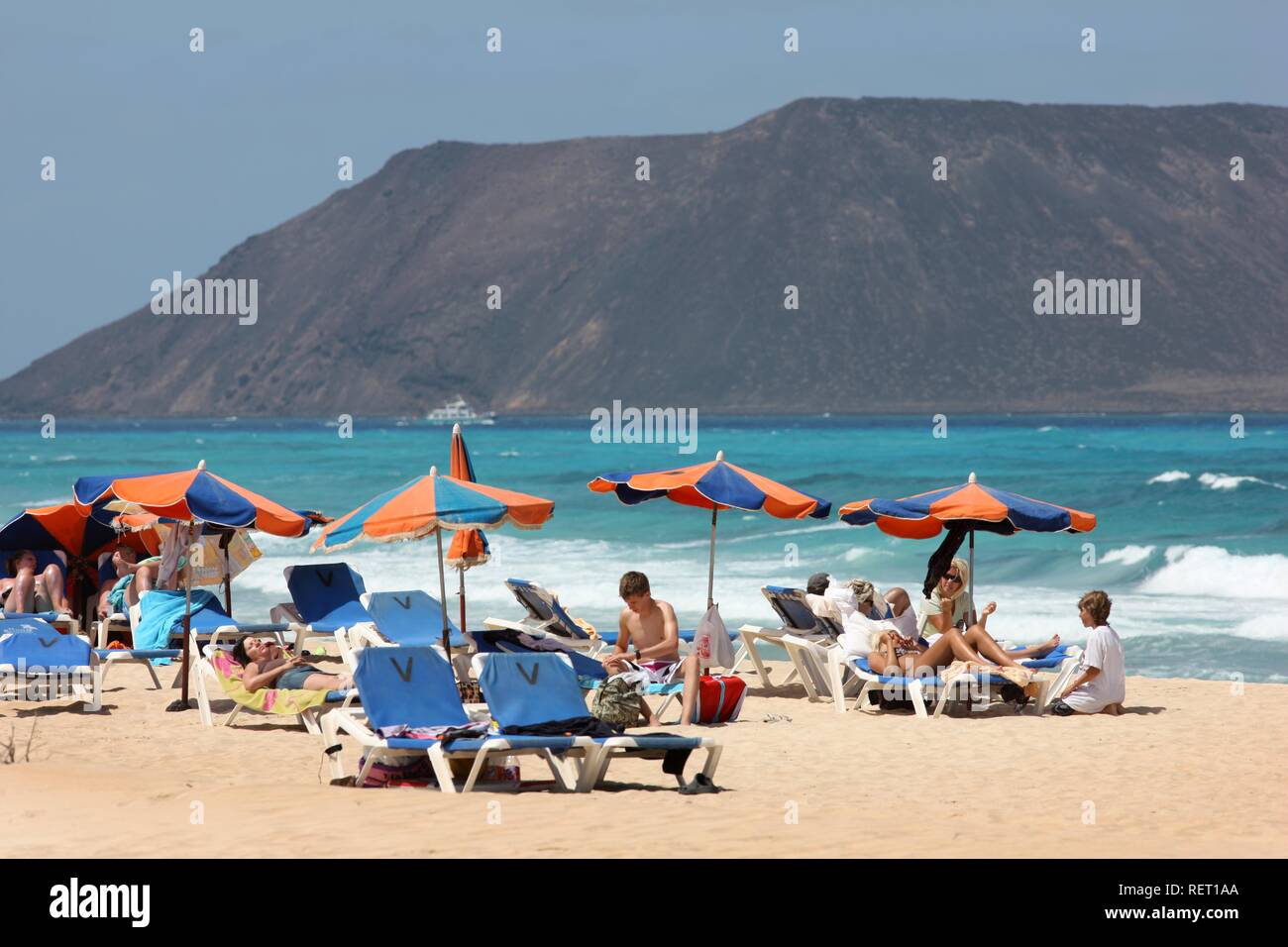 Holidaymakers at the beach, Playa de los Matos, near Corralejo in the north  of the island of Fuerteventura, Canary Islands Stock Photo - Alamy