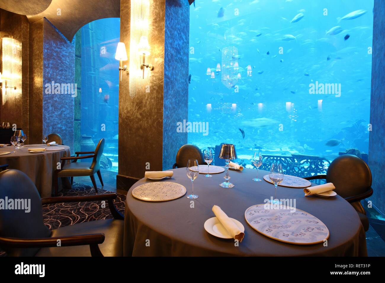 Ossiano Fish Restaurant, looking into the 11 million liter Ambassador Lagoon aquarium, in the Atlantis Hotel, The Palm, Dubai Stock Photo