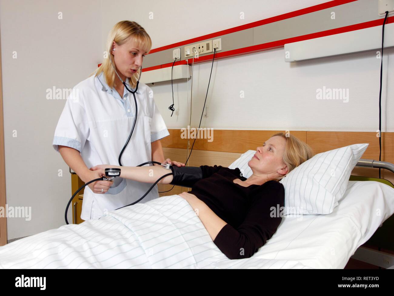 Гипотония у пожилых. Измерение ад пациенту. Иземерение давление пациенту. Медсестра измеряет давление пациенту. Измерение артериального давления у пациента.