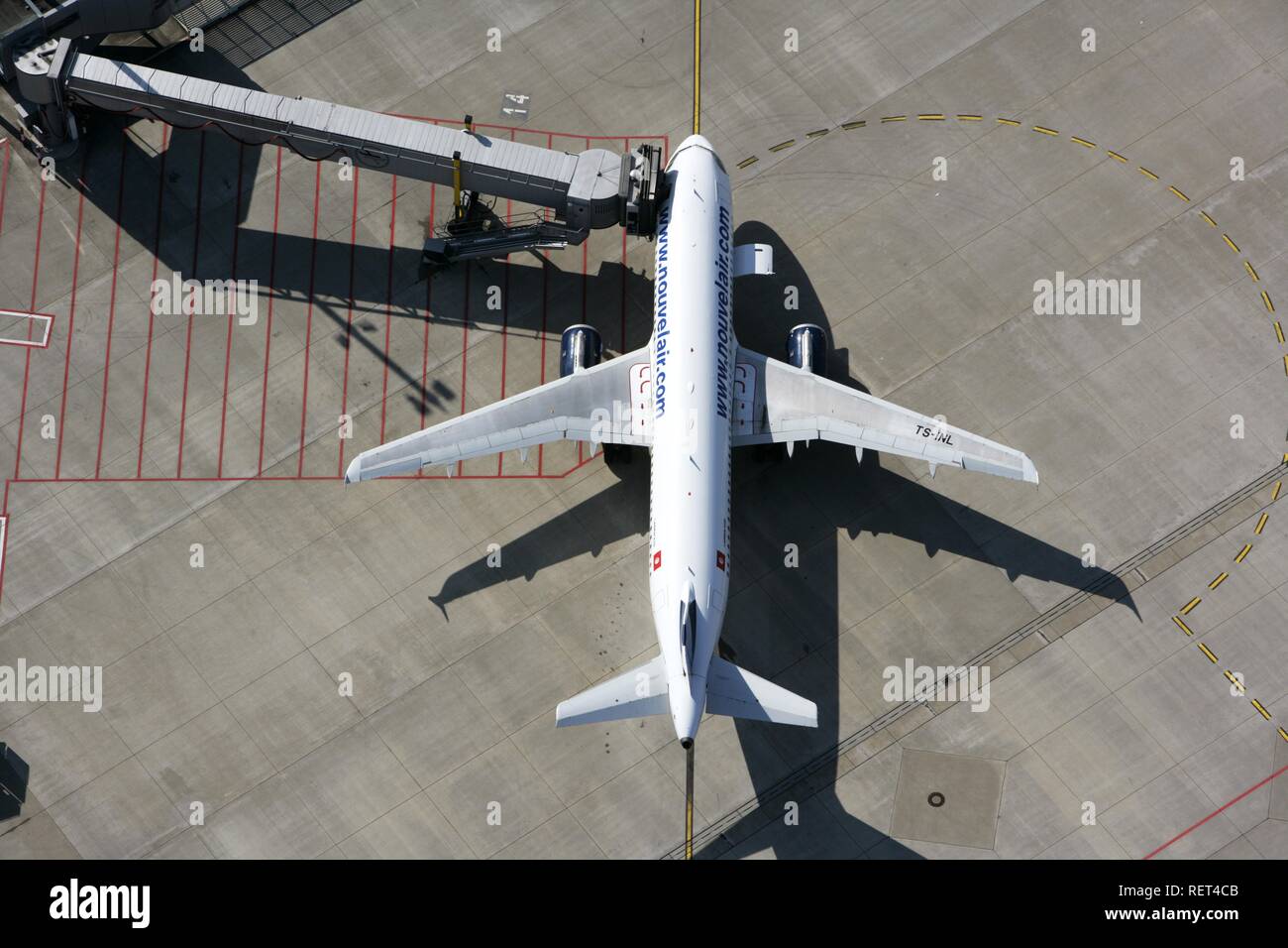 Plane jetway terminal aerial hires stock photography and images Alamy