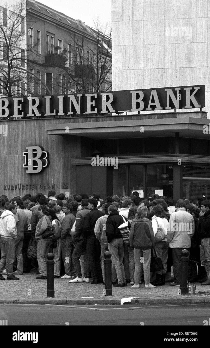 Fall of the Berlin Wall, people standing in line for the 100 DM Begruessungsgeld, welcome money, Berlin Stock Photo