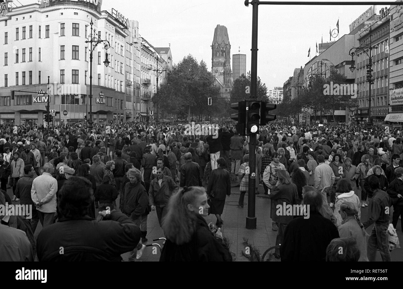 Fall of the Berlin Wall, shopping on Kurfuerstendamm Avenue, Berlin Stock Photo
