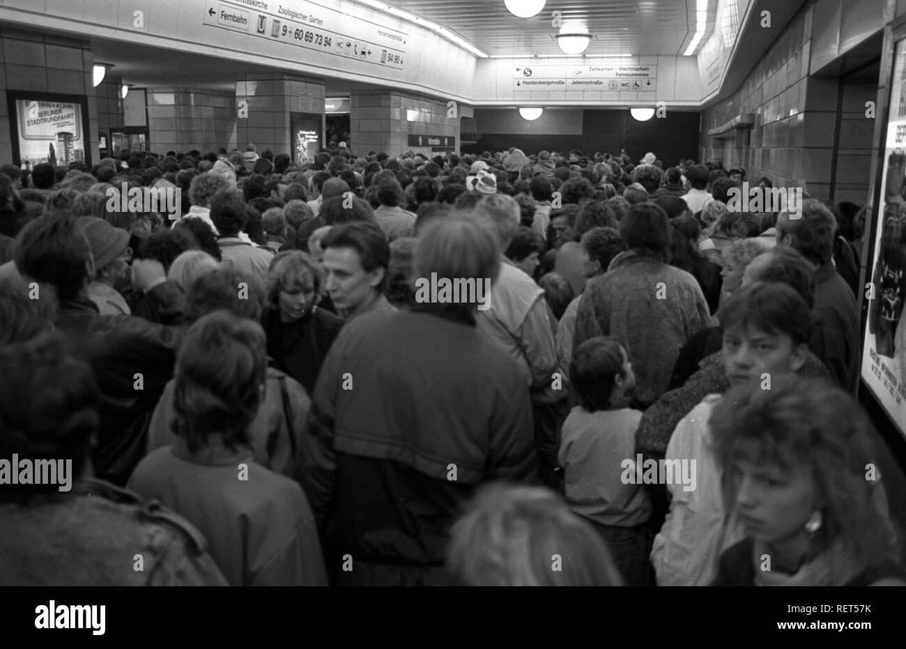 Crowd of people in the Zoologischer Garten station, Fall of the Berlin Wall, Berlin Stock Photo