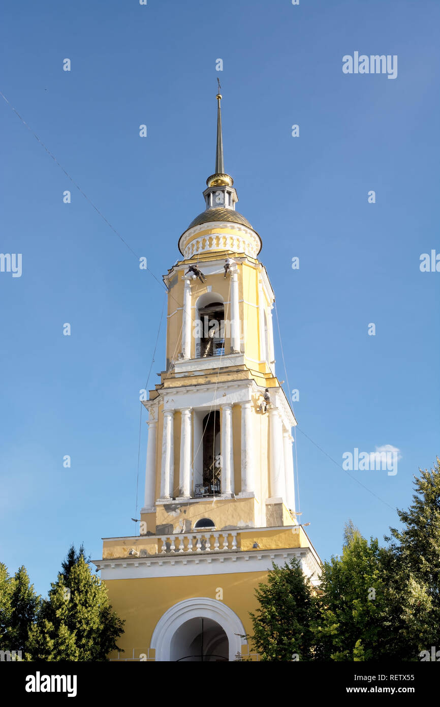 Kolomna, Russia – August 14, 2018: Workers painting the bell tower of the gate church at the Holy Trinity female orthodox monastery in Kolomna, Moscow Stock Photo