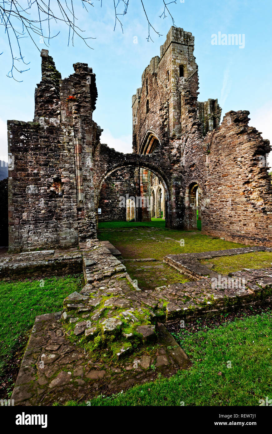 Llanthony Priory (Priordy Llanddewi Nant Hodni), ruins of a former Augustinian priory in the secluded Vale of Ewyas, a steep-sided once-glaciated vale Stock Photo