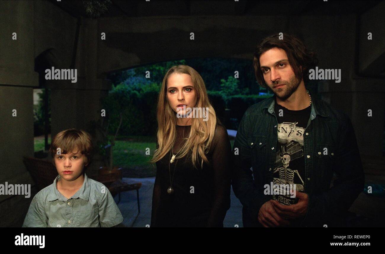 Gabriel Bateman Teresa Palmer Alexander Dipersia Lights Out 2016 Stock Photo Alamy
