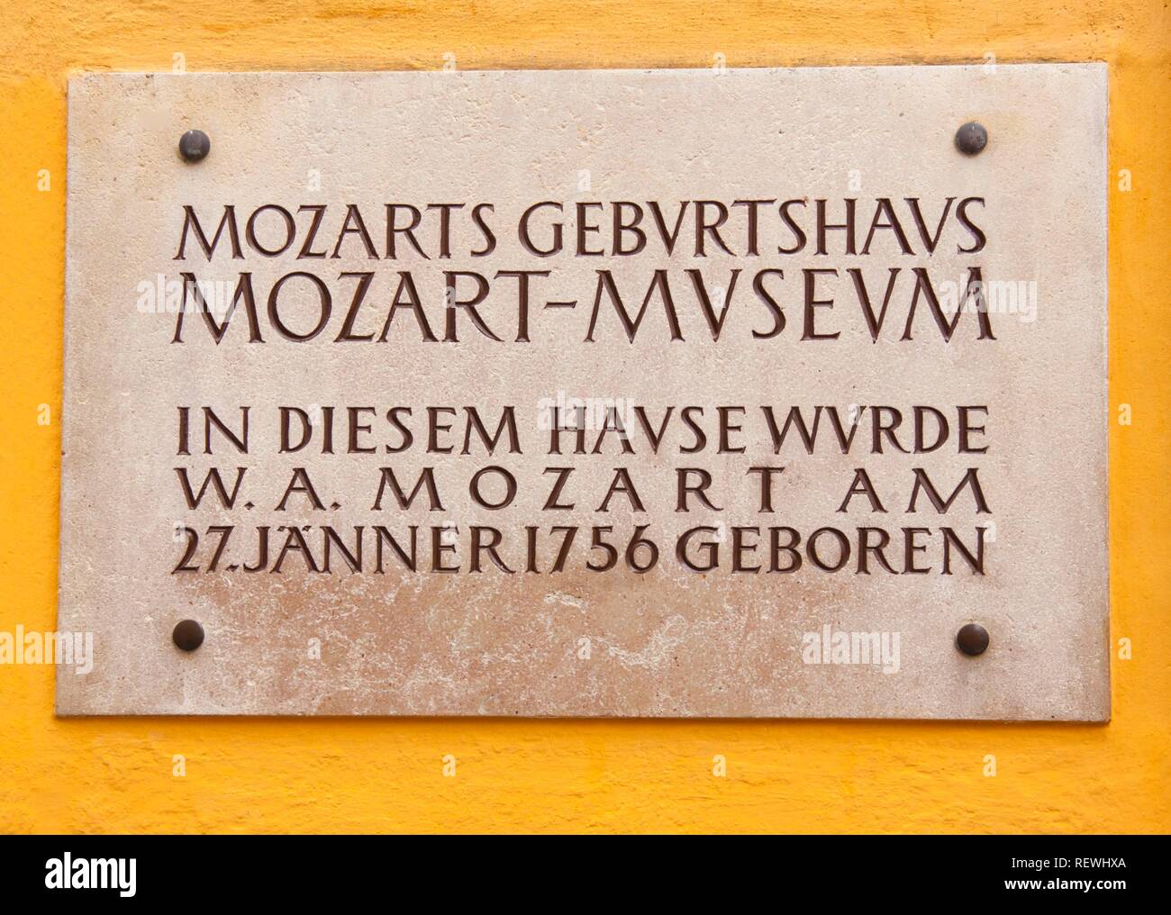 Memorial plaque birthplace Mozart, Getreidegasse No. 9, Salzburg, Austria Stock Photo