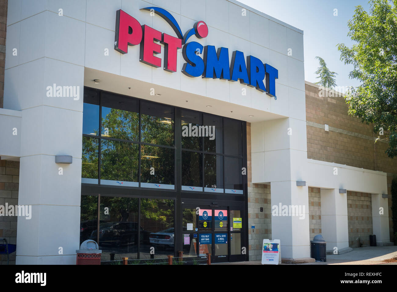 Petsmart hotel hi res stock photography and images Alamy