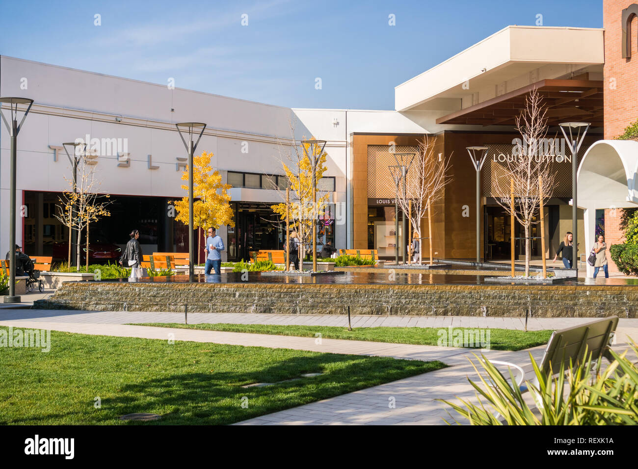 December 7, 2017 Palo Alto / CA / USA - Beautiful landscaping at the  upscale open air Stanford Shopping Mall, San Francisco bay, California  Stock Photo - Alamy