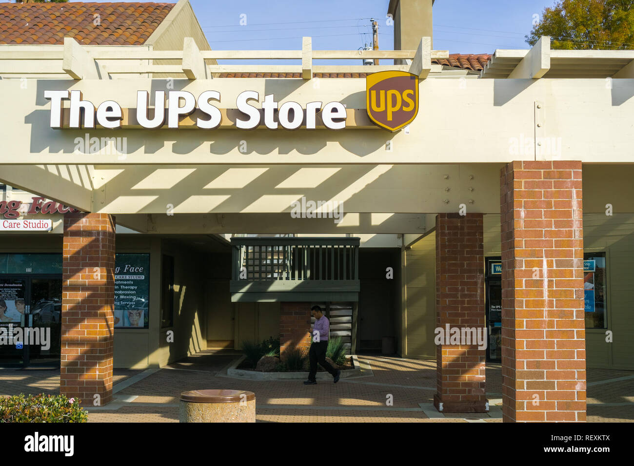 December 22, 2017 Sunnyvale / CA / USA - The UPS store located on El Camino Real, Santa Clara county, San Francisco bay area Stock Photo