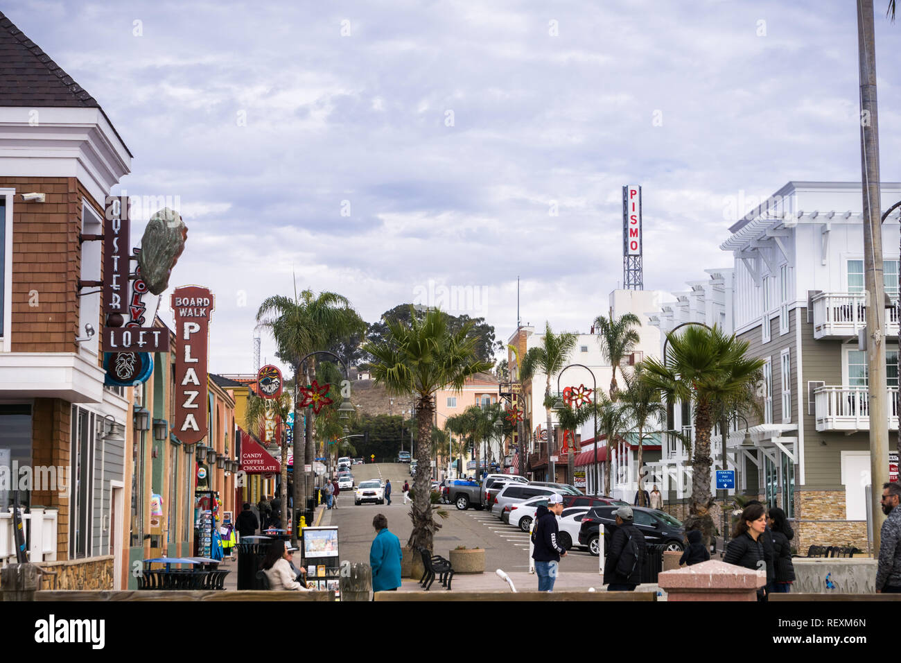 December 24 2017 Pismo Beach Ca Usa Street With Restaurants And Bars Leading To The Town S Pier Stock Photo Alamy
