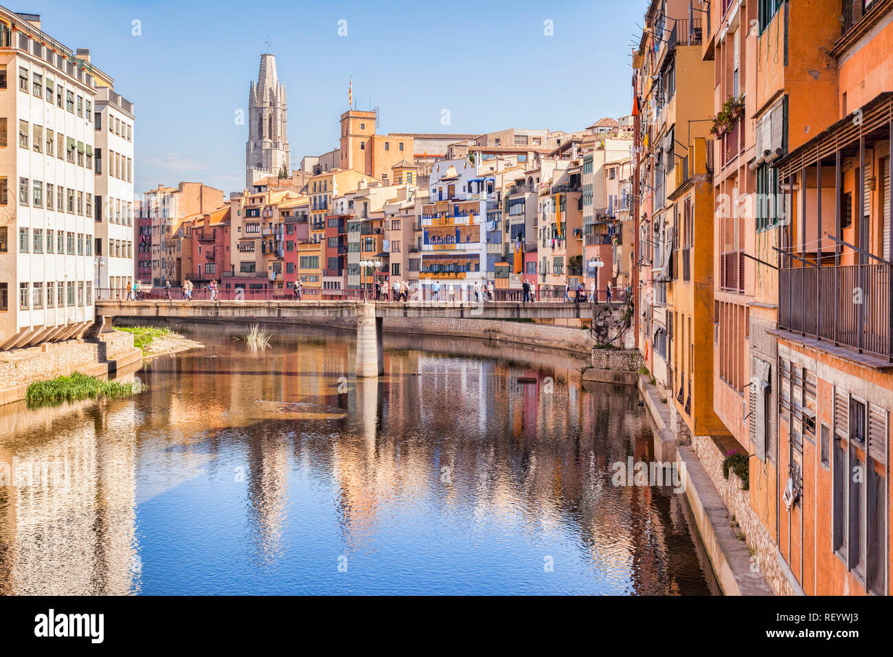 Medieval houses on the banks of the River Onyar, and the Pont de Sant Agusti, and the bell tower of Sant Feliu Collegiate Church, Girona, Catalonia, S Stock Photo