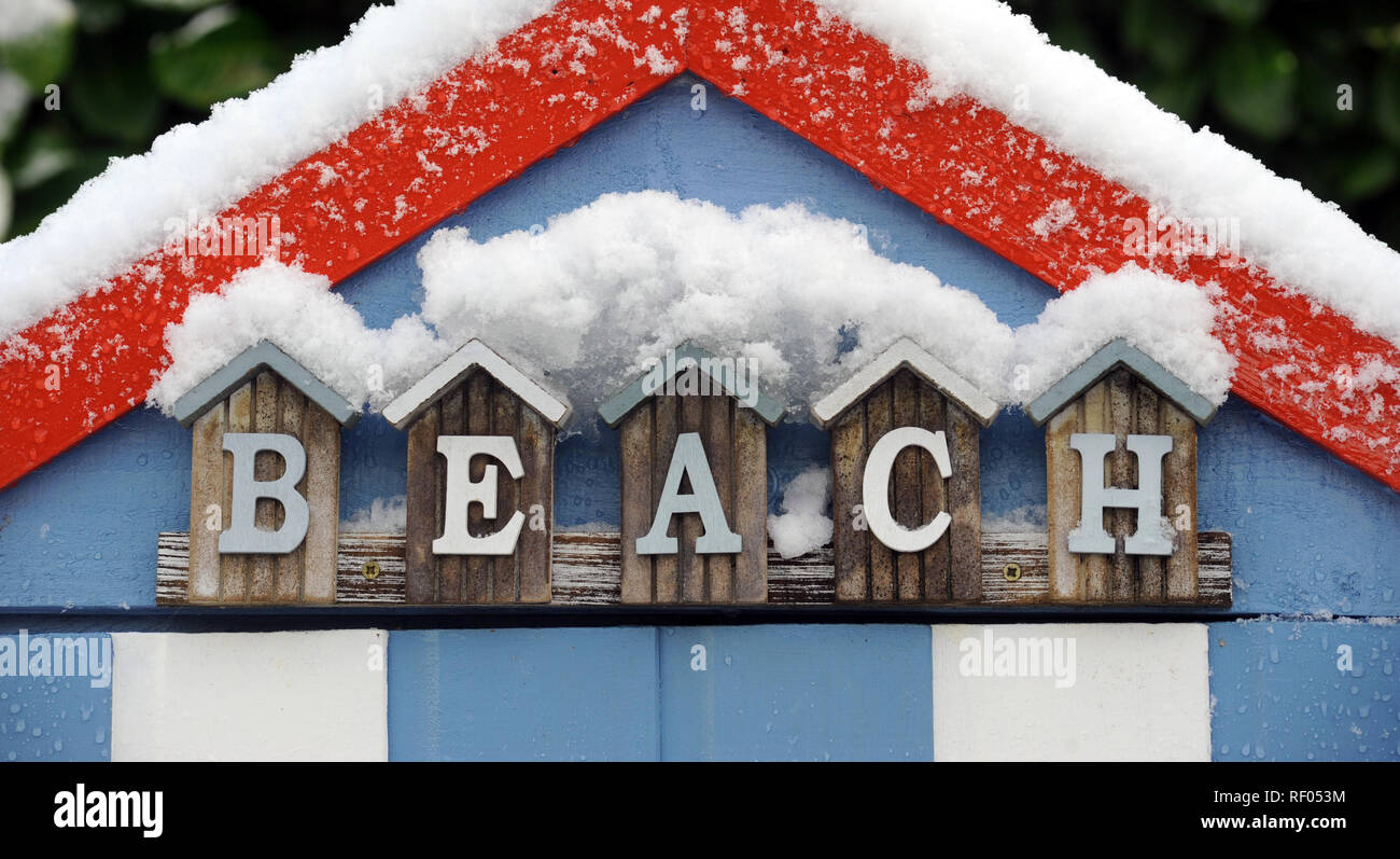 BEACH HUT WITH 'BEACH' SIGN IN SNOW RE WINTER HOLIDAY TOURISM RESORT COLD ETC UK Stock Photo