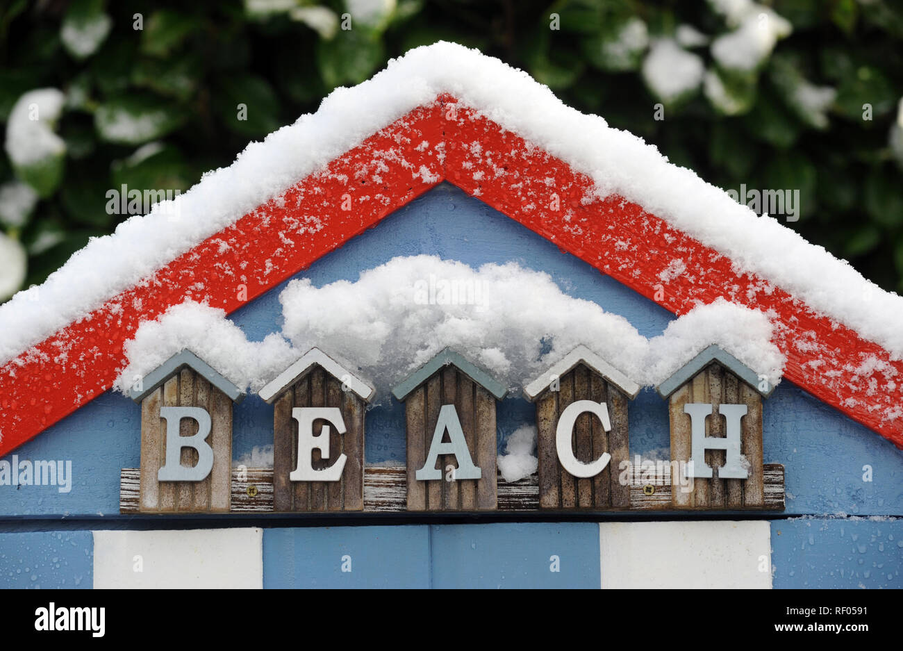 BEACH HUT WITH 'BEACH' SIGN IN SNOW RE WINTER HOLIDAY TOURISM RESORT COLD ETC UK Stock Photo