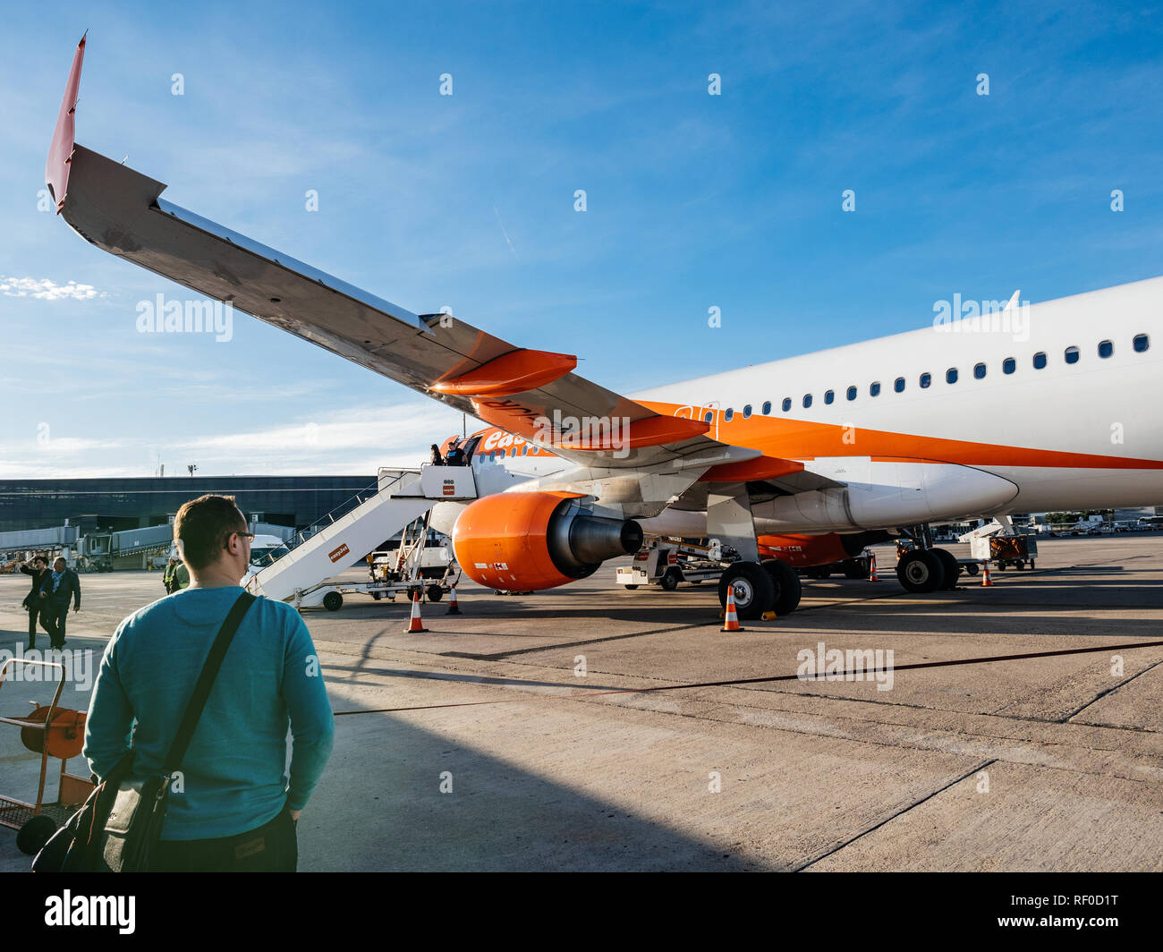 Airbus a320 front on hi-res stock photography and images - Alamy
