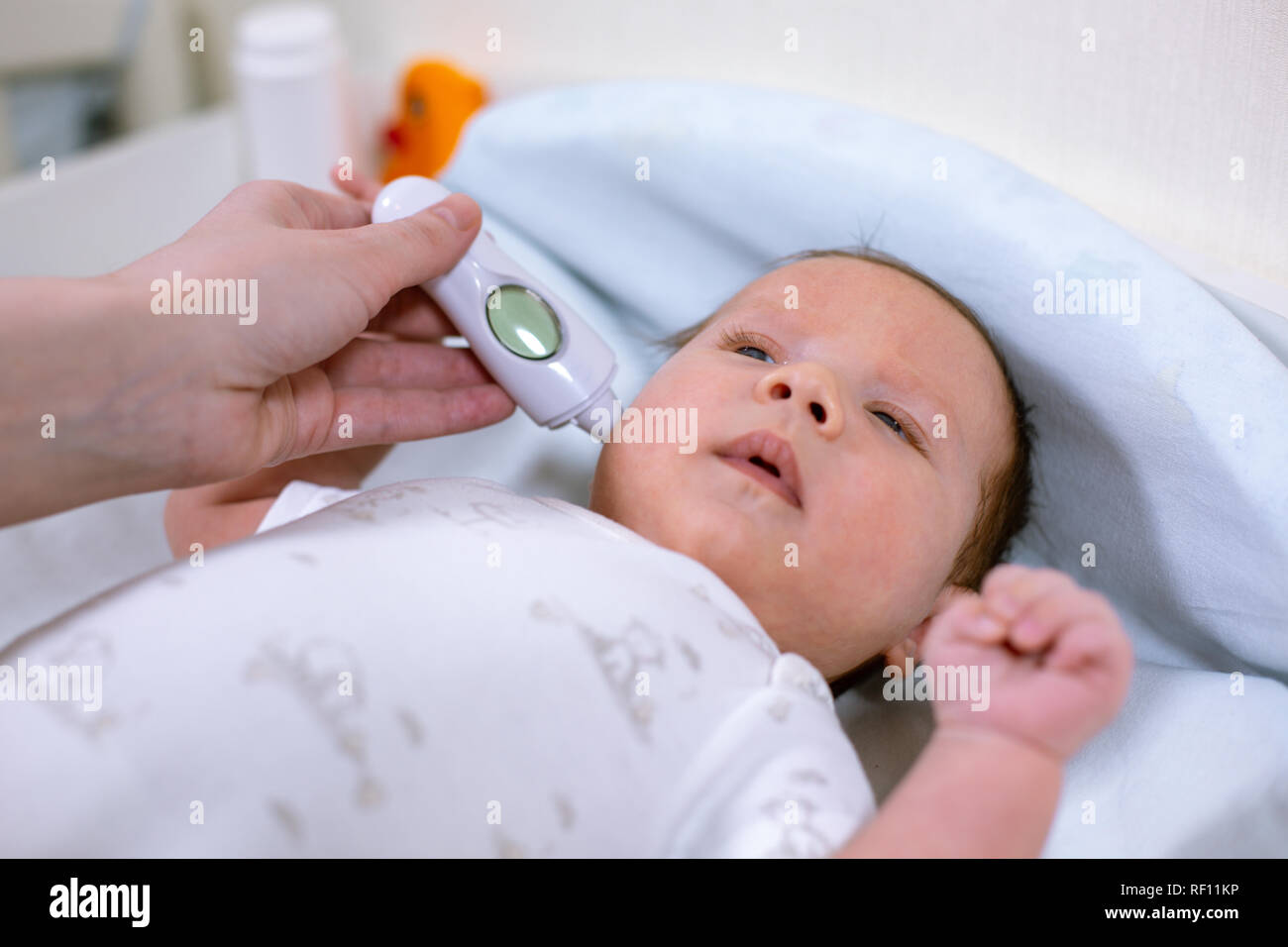 инфракрасный термометр для новорожденных braun. измерение температуры тела. ребенок с градусником. измерение температуры у детей. термометрия детей новорожденных.