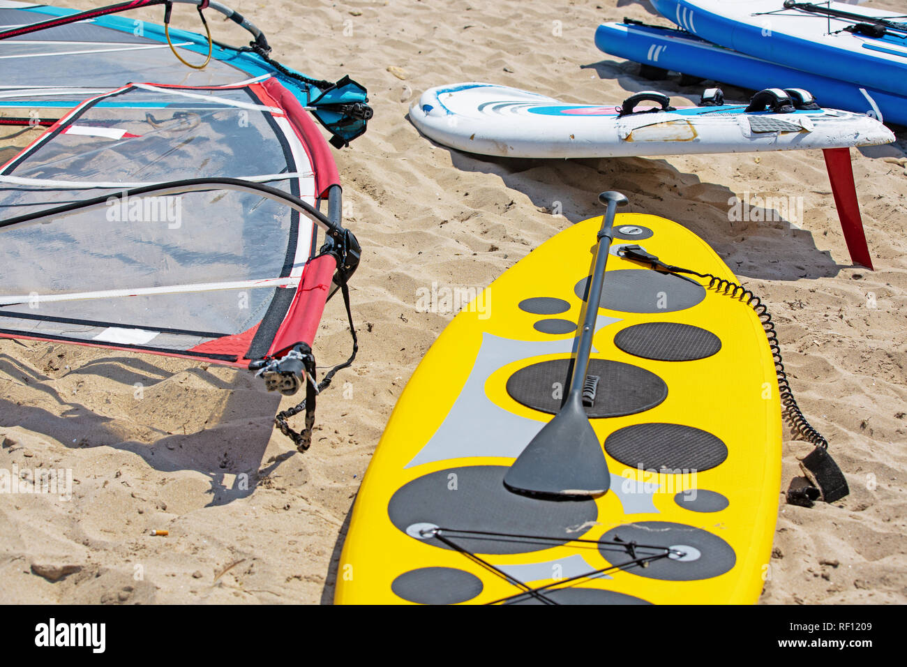 Windsurfing board with sail lying on the sand Stock Photo Alamy