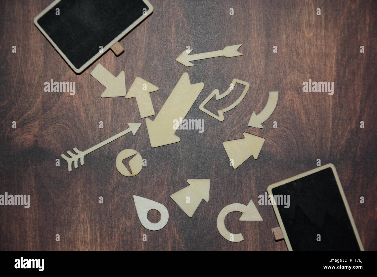 Wegweiser, Koffer, Urlaub, Reisen, Buchstaben, Hintergrund Stock Photo