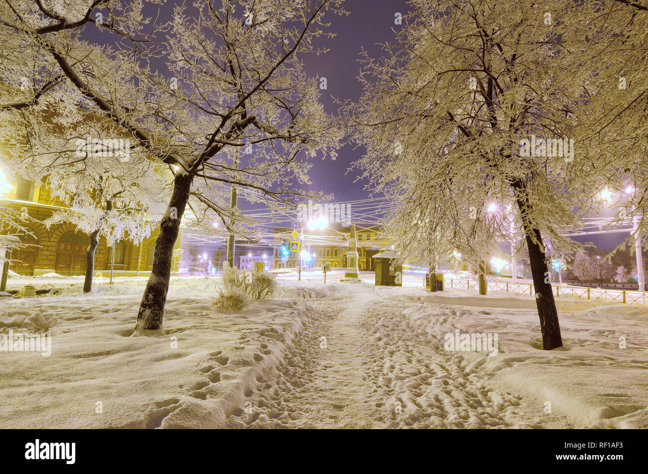 Night city in winter.It's freezing outside.There is a lot of snow around  Stock Photo - Alamy, image size:1300x951