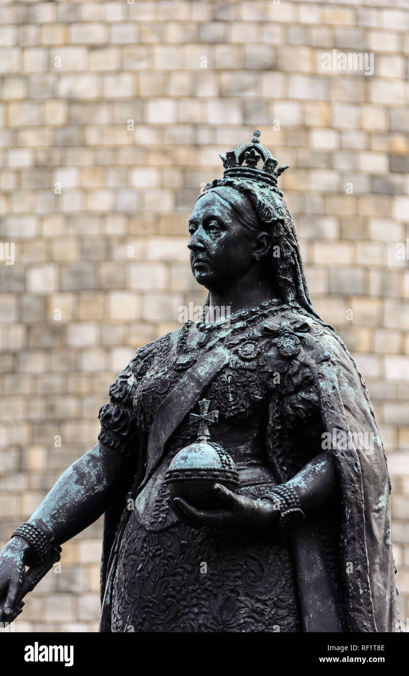 Statue of Queen Victoria in Front of Windsor Castle, Windsor, England, Grossbritannien, Europa Stock Photo