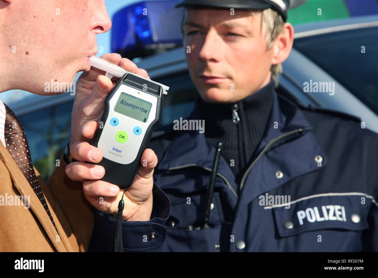 Alkohol-Test, Alkoholtester, Polizist zeigt das Gerät Stockfotografie -  Alamy