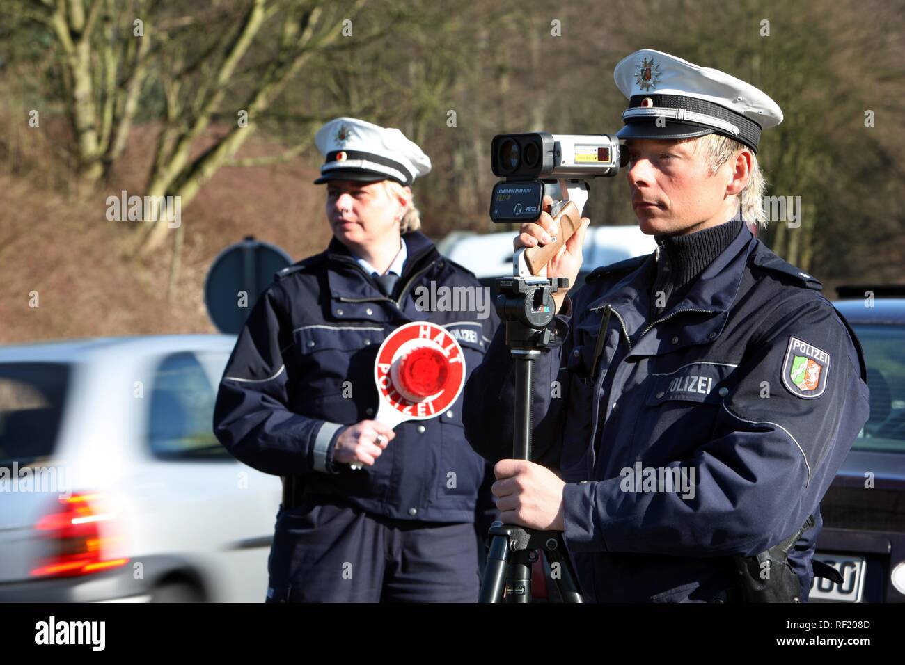 Speed limit enforcement, police measuring speed with a laser measuring device, Mettmann, North Rhine-Westphalia Stock Photo