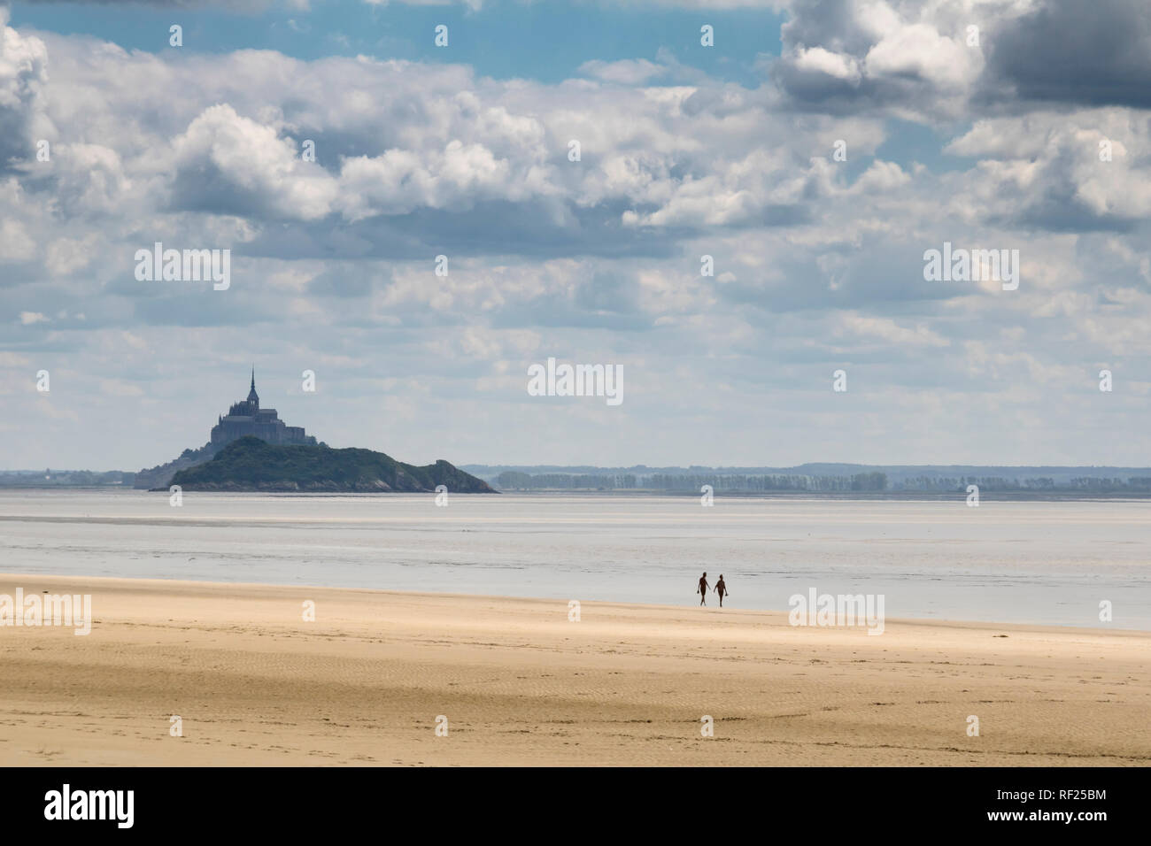 Strand bei Genêts, Normandie, Frankreich mit Blick auf Monto Saint Michel Stock Photo