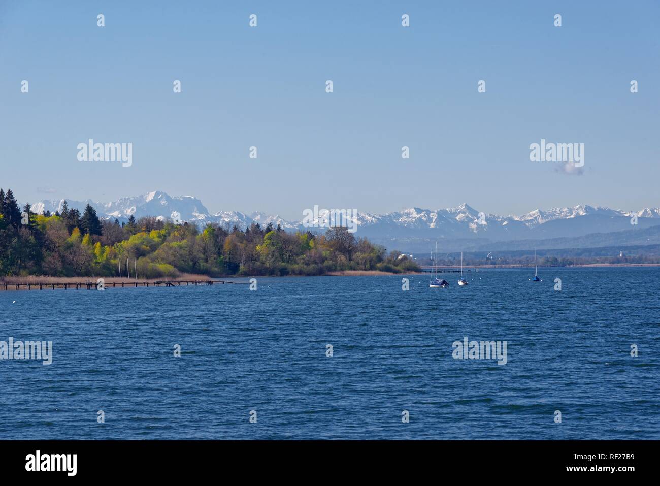 Lake Ammer near Hersching with the snow-covered Zugspitze massif and Alpine peaks, Lake Ammer, Herrsching, Bavaria, Germany Stock Photo