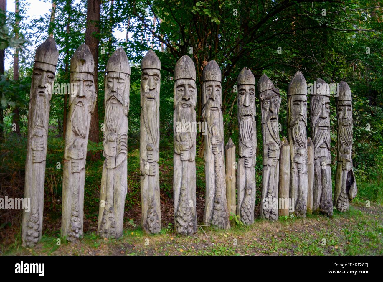 Carved faces on dead tree trunk, Galindia, Lake Beldany, Iznota, Ruciane-Nida, Warmia-Masuria, Poland Stock Photo