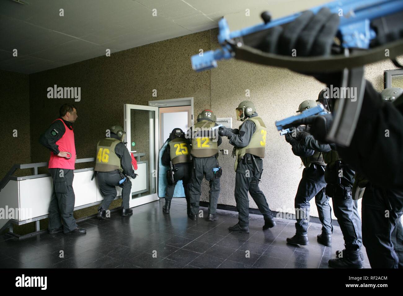 Swat Workout Routine Operational exercise, training for new SWAT officers, North Rhine ...