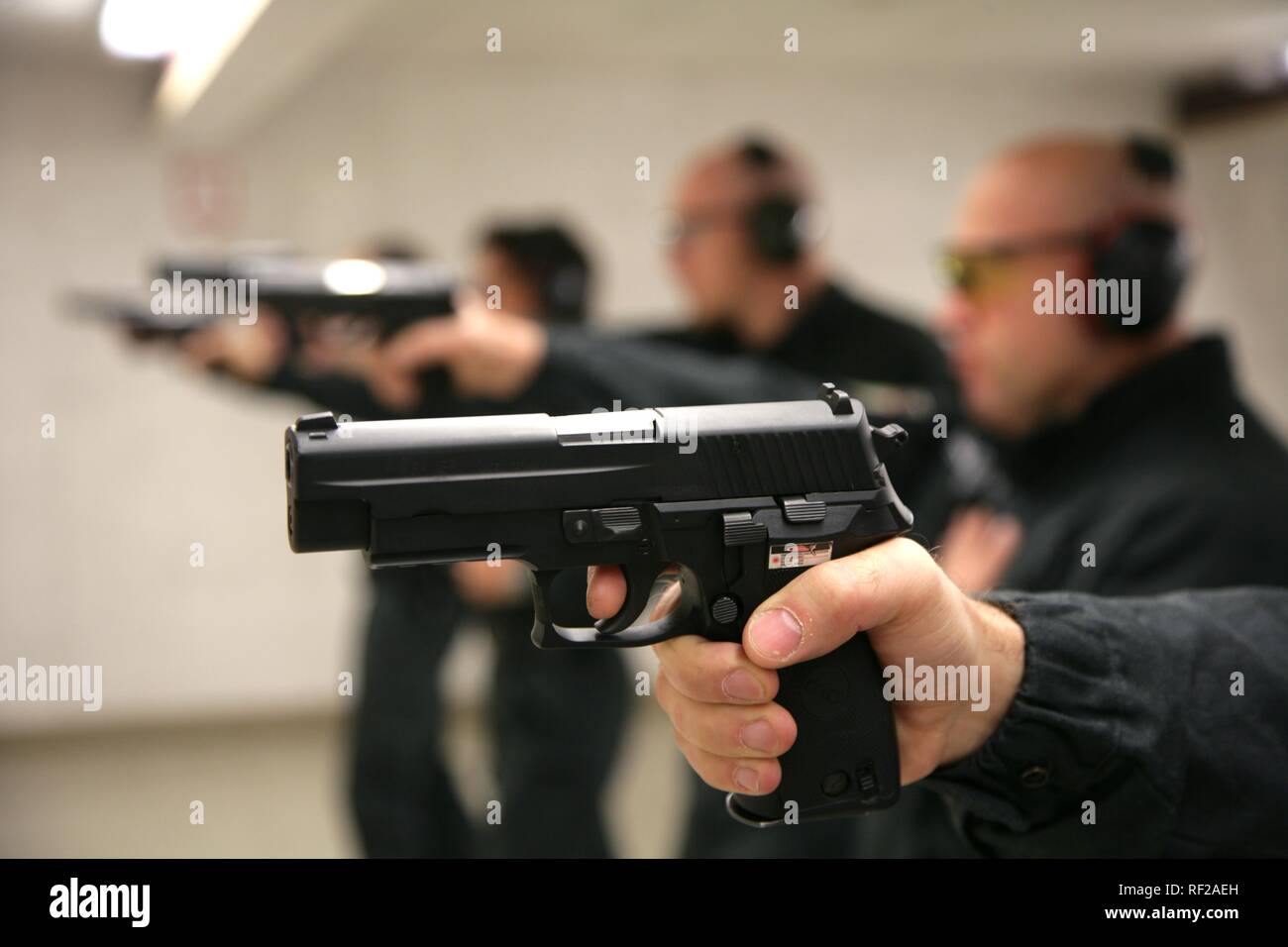 Swat team hi-res stock photography and images - Page 2 - Alamy