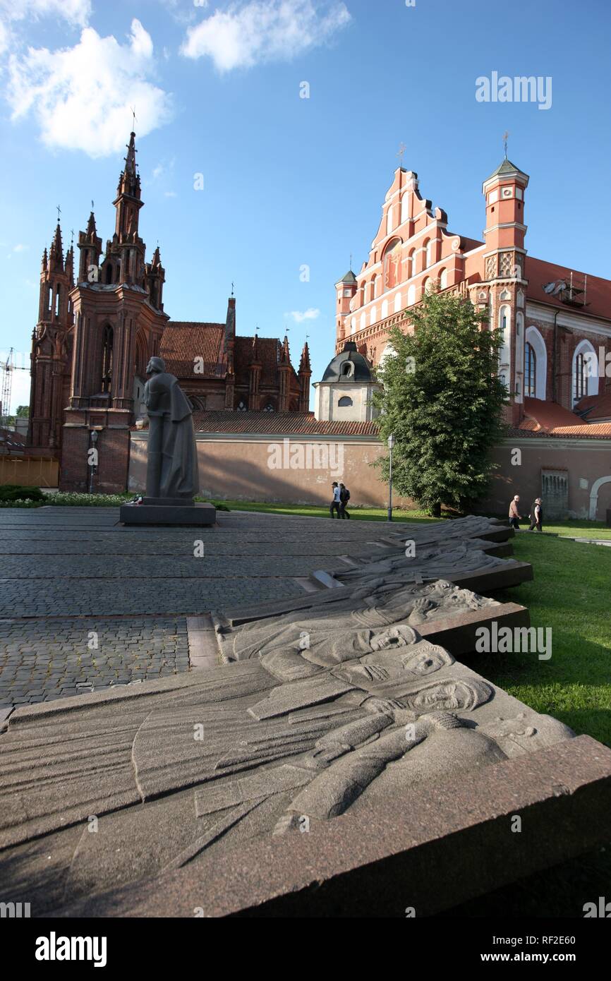 Monument to the Polish poet Adam Mickiewicz in front of St. Anne's Church and St. Francis and Bernardine Church, Vilnius Stock Photo