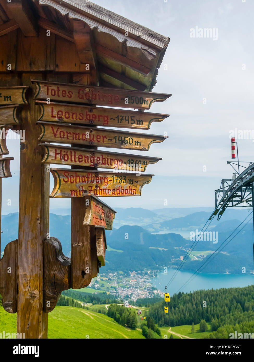 Oberösterreich, Österreich, Salzkammergut, Sankt Gilgen, Hinweisschilder auf dem Zwölferhorn auf Wanderwege Stock Photo