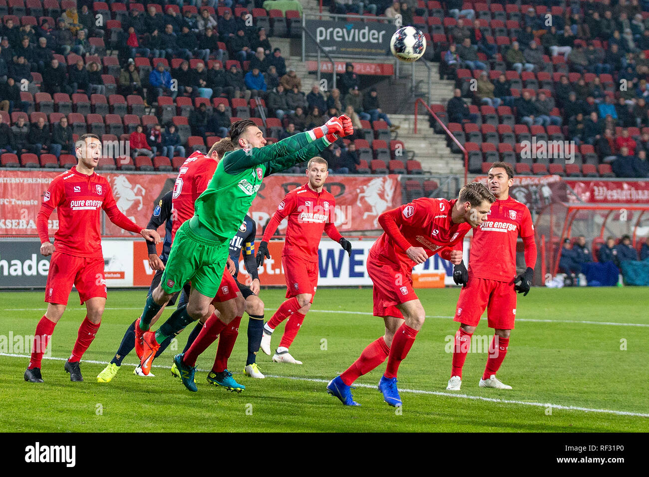 Klap kever buitenaards wezen ENSCHEDE - 23-01-2019, De Grolsch Veste Dutch football KNVB Beker season  2018 / 2019, FC Twente player Ricardinho (l) and Willem II player Aras  Ozbiliz (r) during the match Twente - Willem