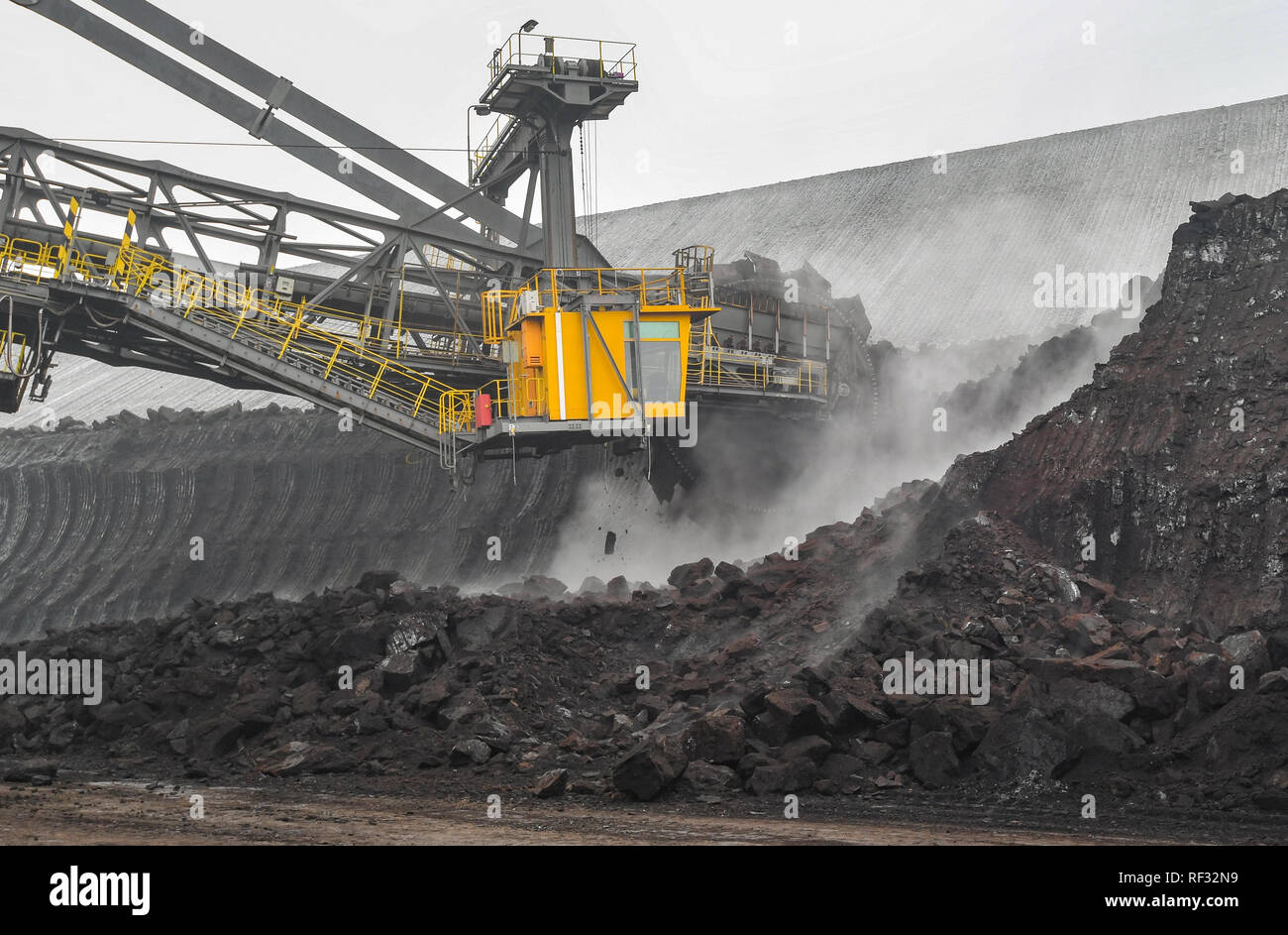 Welzow, Germany. 23rd Jan, 2019. A bucket wheel excavator removes lignite from the Welzow-Süd opencast lignite mine operated by Lausitz Energie Bergbau AG (LEAG). Here the 2nd Lusatian seam is mined. It lies at a depth of 90 to 130 metres and is 10 to 16 metres thick. About 20 million tonnes of raw lignite are mined annually from the Welzow-Süd opencast mine and burned to generate electricity at the three large power plants in Jänschwalde and Schwarze Pumpe as well as in Boxberg in Saxony. Credit: Patrick Pleul/dpa-Zentralbild/ZB/dpa/Alamy Live News Stock Photo