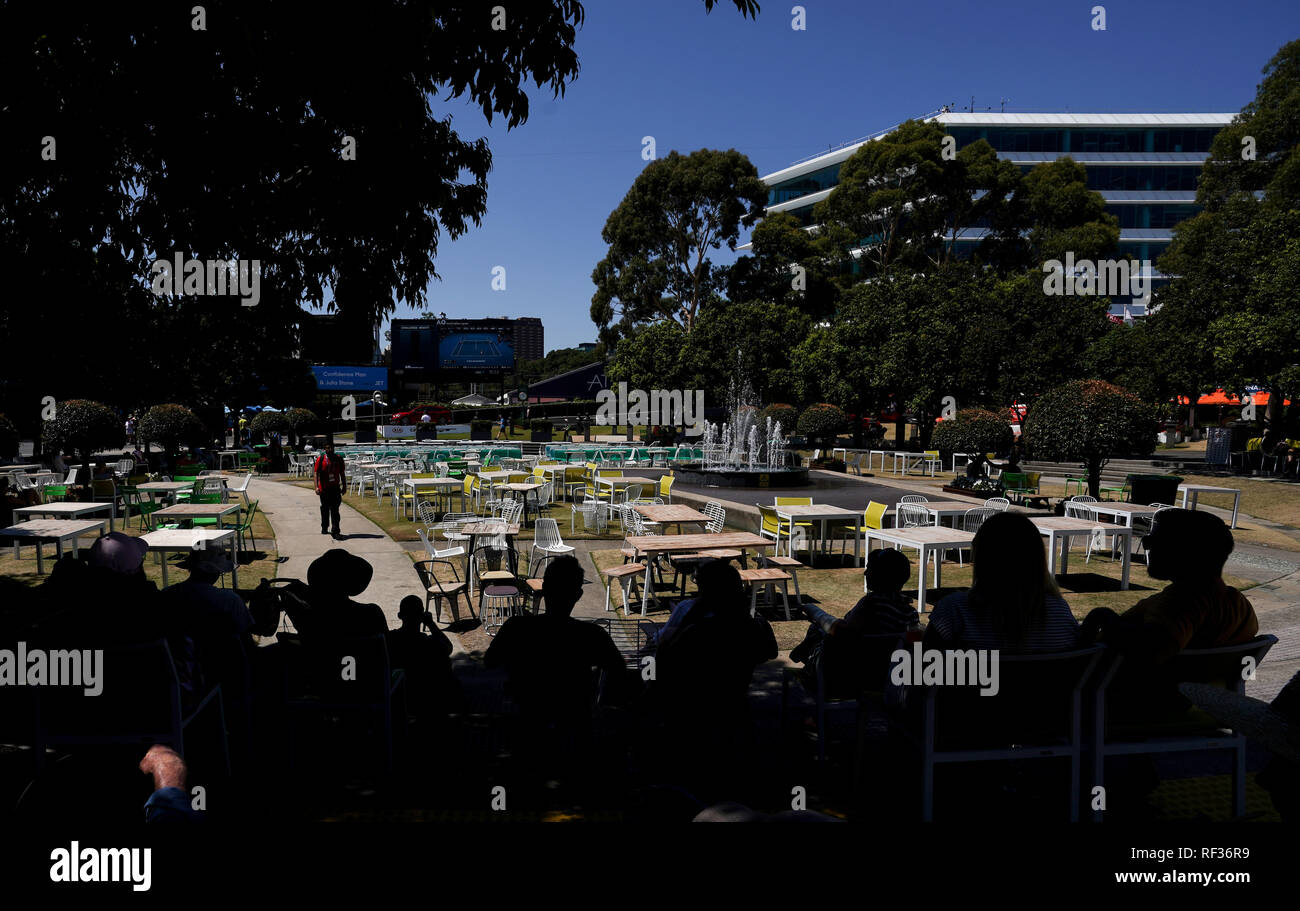 Melbourne, Australia. 24th Jan, 2019. Spectators sit in the shade of trees during the 2019 Australian Open in Melbourne, Australia, on Jan. 24, 2019. The Melbourne Park witnessed hot weather here on Thursday. Credit: Bai Xuefei/Xinhua/Alamy Live News Stock Photo
