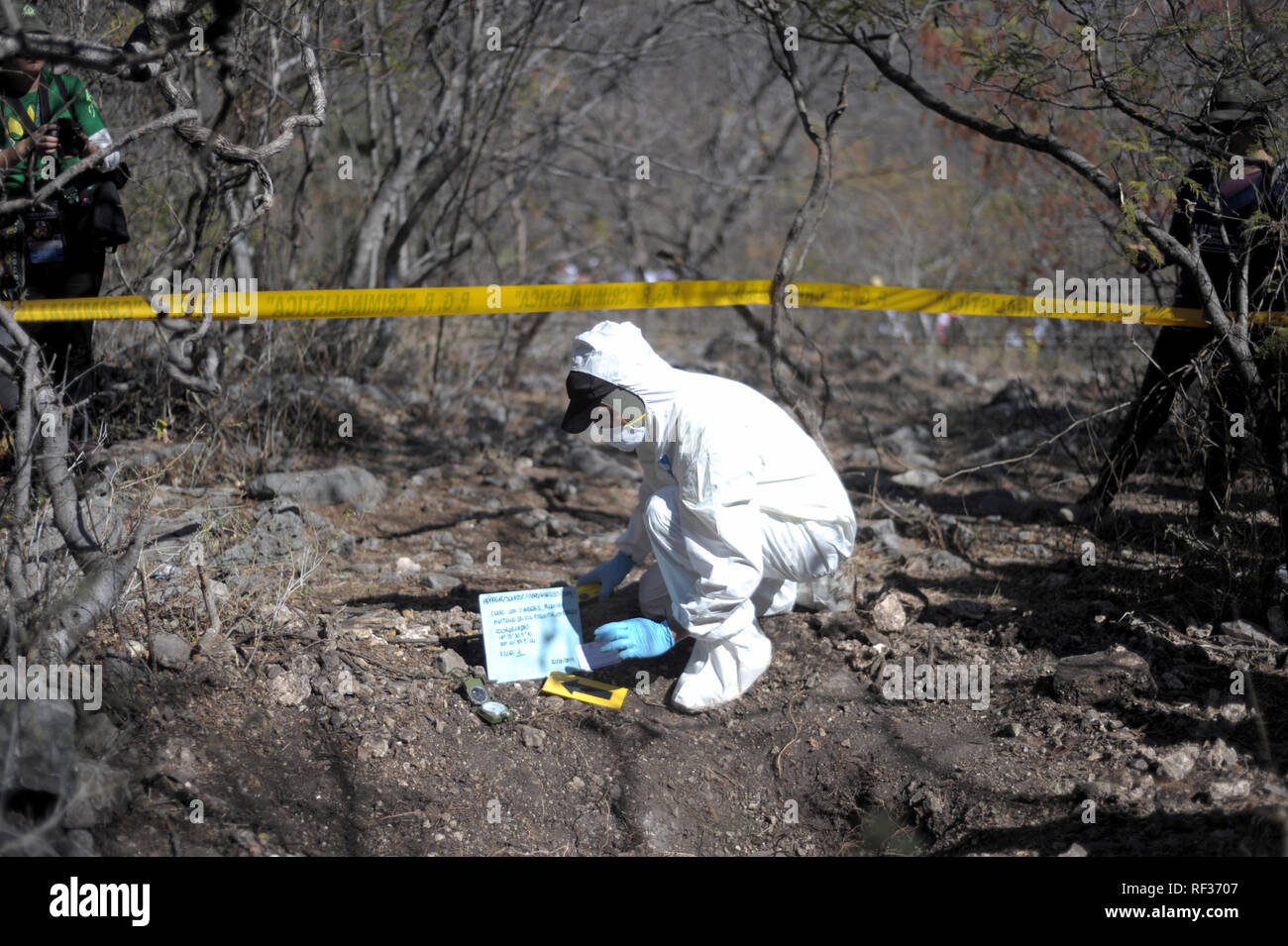 21 January 2019, Mexico, Huitzuco: A member of the Guerrero prosecution general's forensics team is working on a grave that was found. More than 40,000 people are considered missing in Mexico. A group of relatives tries on their own to find hidden graves and thus perhaps to make the mourning possible for some families. (to dpa 'The Search for Certainty - Hidden Tombs in Mexico' of 24.01.2019) Photo: Jesus Alvarado/dpa Stock Photo
