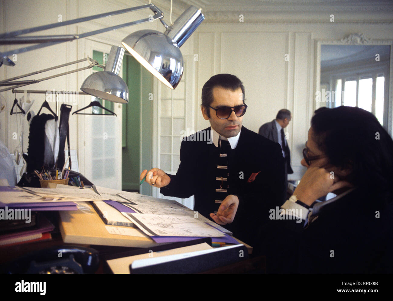 German fashion designer Karl Lagerfeld (L) at his drawing table in his  studio in Paris (France) during spring 1979. | usage worldwide Stock Photo  - Alamy