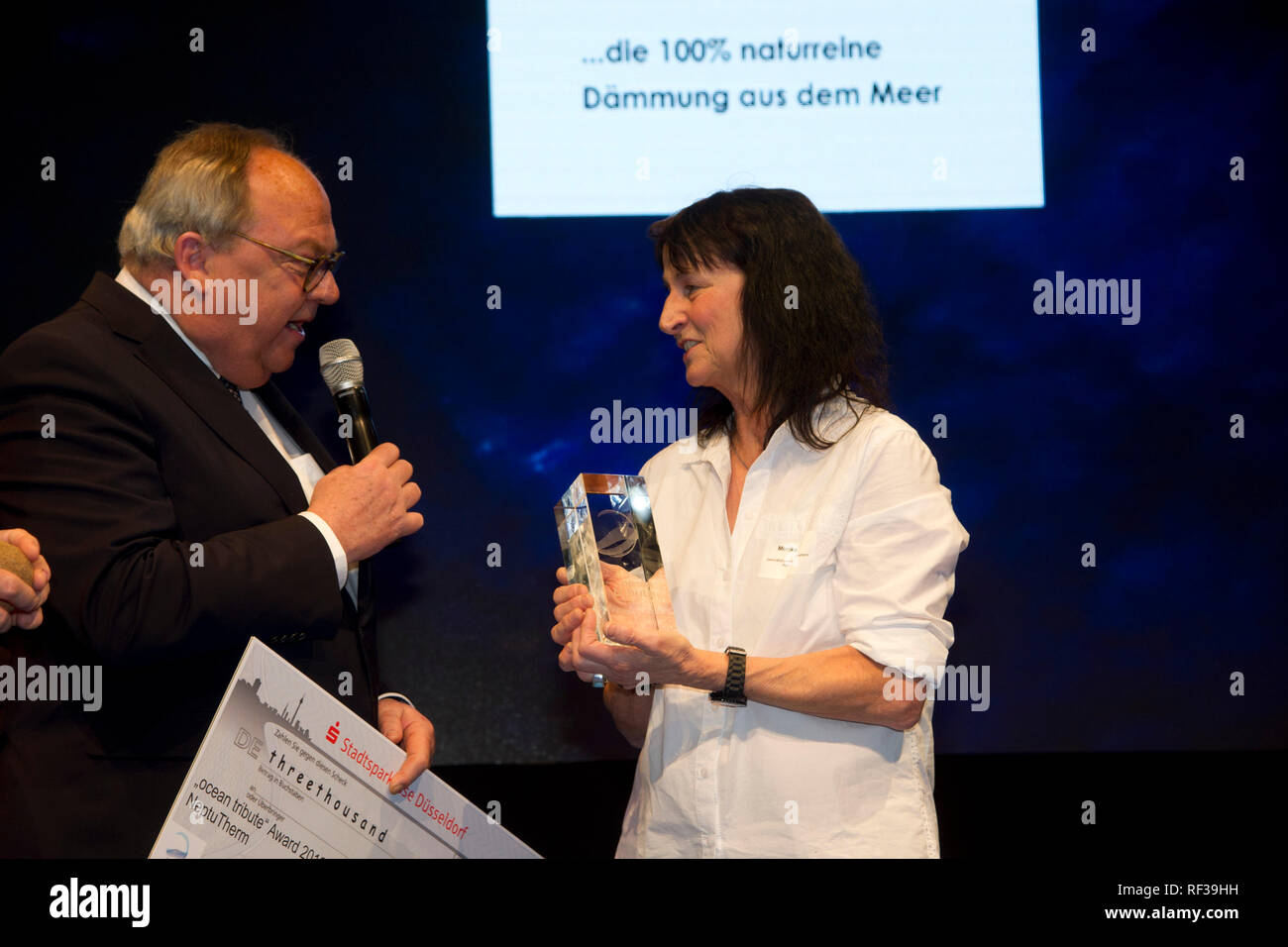 Duesseldorf, Deutschland. 21st Jan, 2019. Monika MEIER from Neptutherm receives the Aûocean tribute, AW Award in the Industry category, on the left Werner DORNSCHEIDT, Management Chairman of the Duesseldorf Trade Fair, Blue Motion Night and the Ocean Tribute Award at the Boat 2019, Booth 2019 in Duesseldorf from 19 to January 27, 2019, January 21, 2019. ¬ | usage worldwide Credit: dpa/Alamy Live News Stock Photo