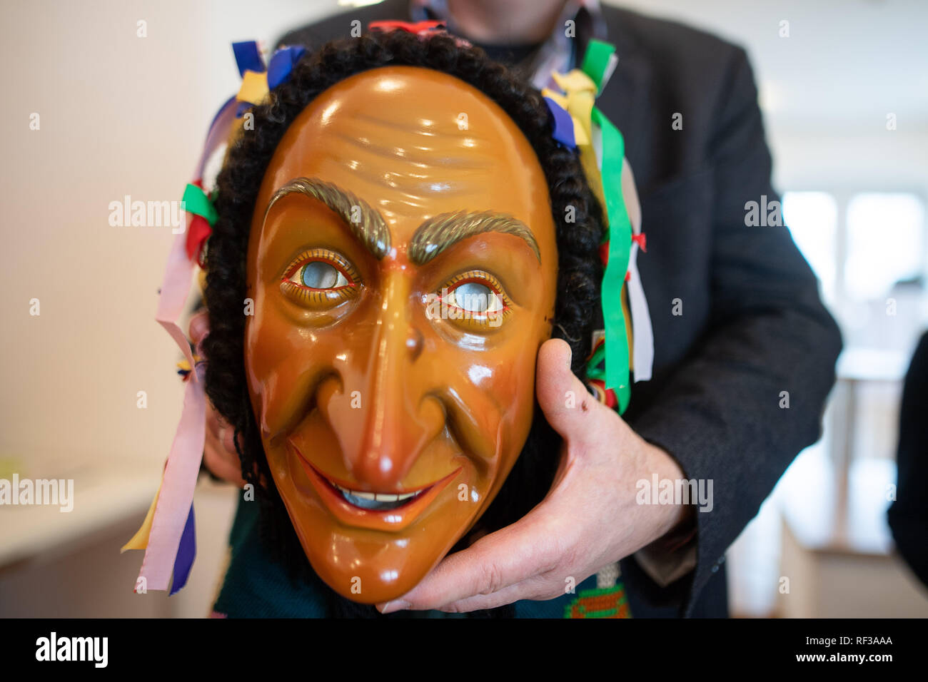 Waldenbuch, Germany. 24th Jan, 2019. A man holds the larva of the fool