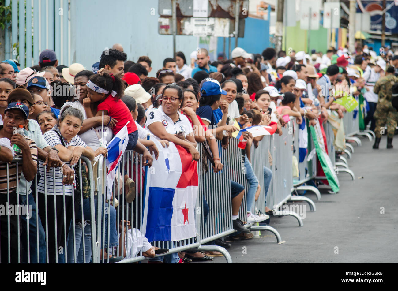 Panama City, Panama. 23rd January, 2019. Streets of Panama City get full of people for watching the Pope arrival. Credit: Mabelin Santos/Alamy Live News Stock Photo