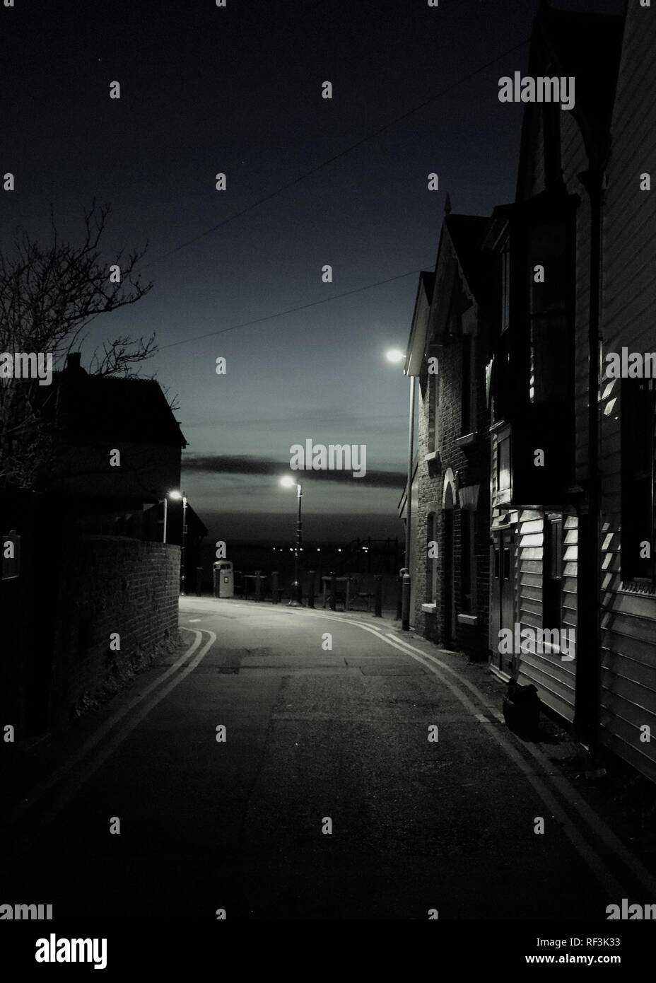 House shadow tree night hi-res stock photography and images - Alamy