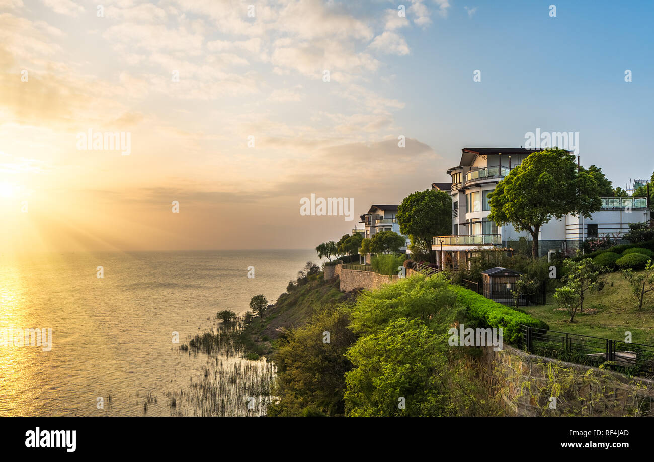 Modern house on lake hi-res stock photography and images - Alamy