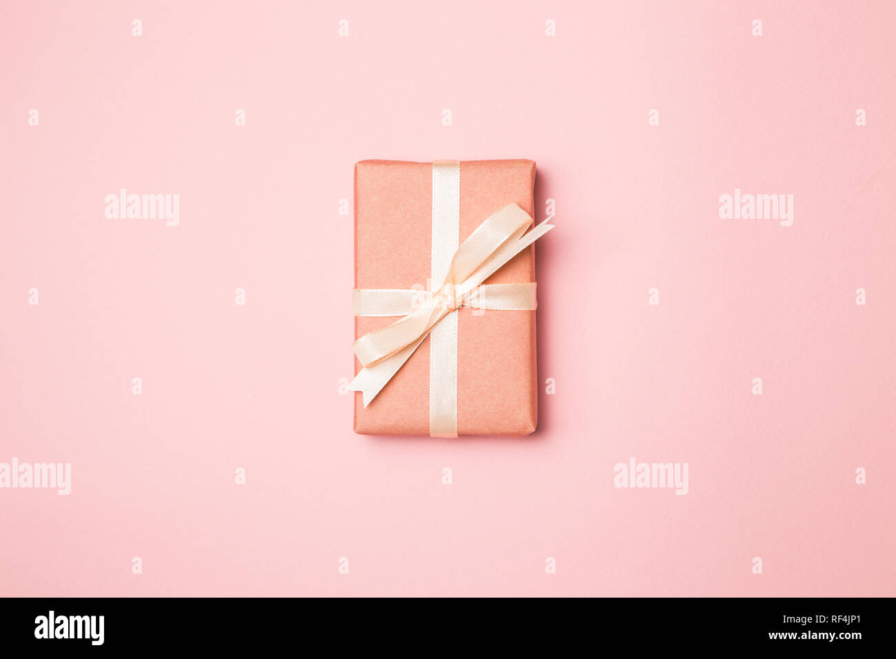 Pink gift box hi-res stock photography and images - Alamy