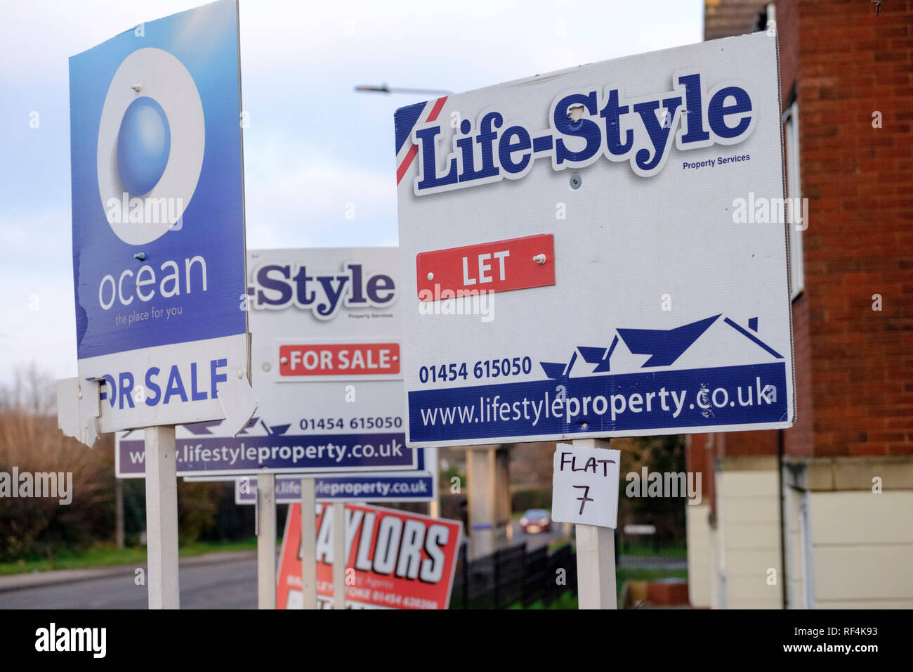 Houses for sale signs uk hires stock photography and images Alamy