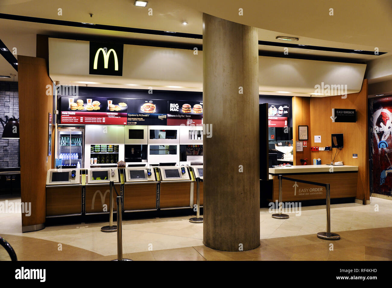Mc Donald Fast Food restaurant - Carrousel du Louvre - Paris - France Stock  Photo - Alamy