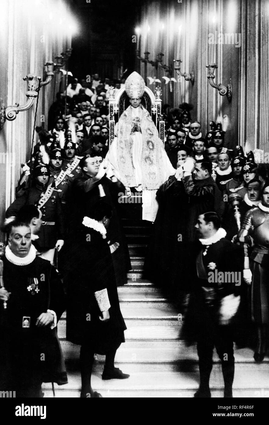 pope pius XI coronation, 1922 Stock Photo