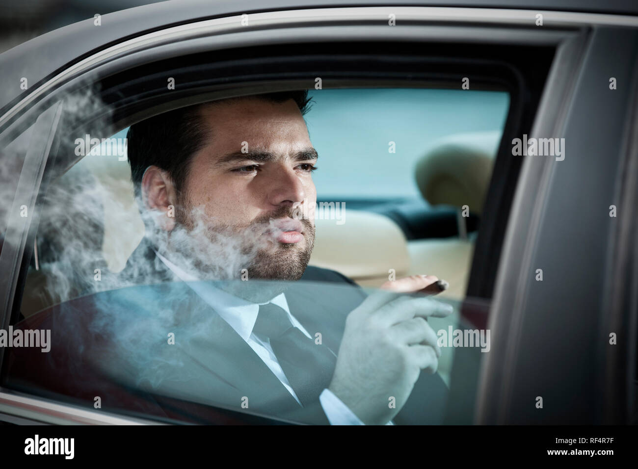 Можно курить в такси. Курит в такси. Таксист курит в машине. Пассажир курящий в авто. Мужчина в такси на заднем сиденьи.