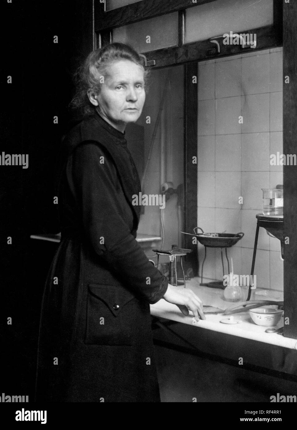 portrait of marie curie in the chemistry laboratory, 1953 Stock Photo